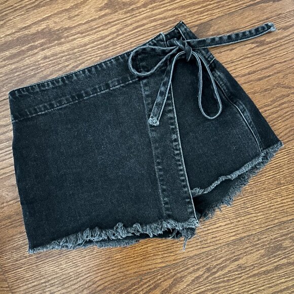 Free People We The Free Emmy Denim Mini Wrap Skort Size 0 Washed Black Raw Hem - Picture 4 of 11